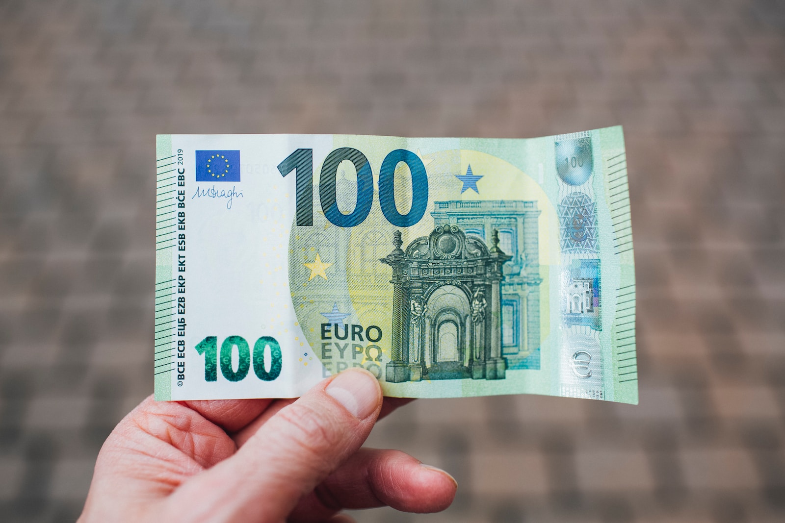 davanje desetine, person holding 50 euro bill