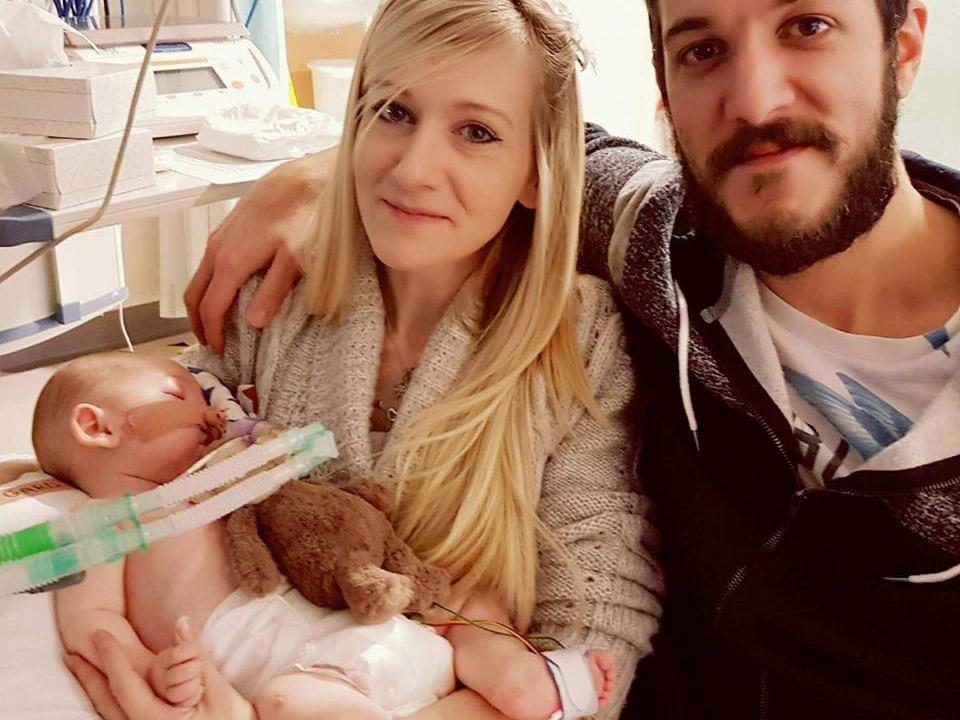 preminuo charlie gard smrt malog charlieja sve o slučaju charlieja garda