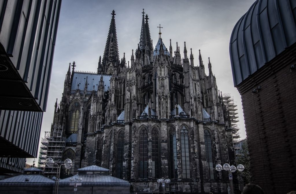gray and brown concrete cathedral, katedrala u Kölnu