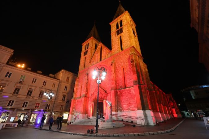 Sarajevska katedrala obojana u crveno