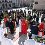 02.04.2023., Pula - Blagoslovom palmi i maslinovih grancica, procesijom gradom, te misnim slavljem u katedrali, u Puli je obiljezen blagdan Cvjetnice.