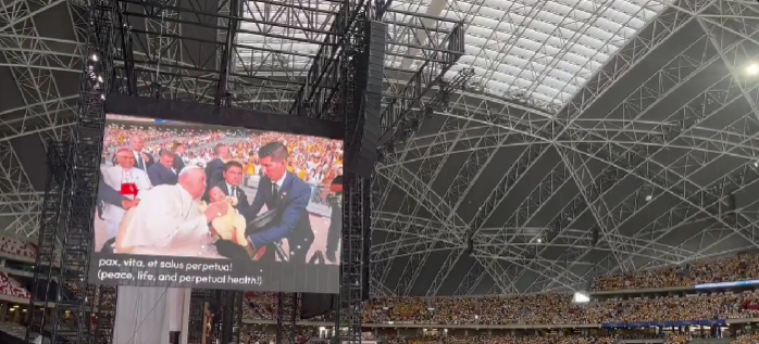 papa poljubio dijete u singapuru, ovacije stadiona